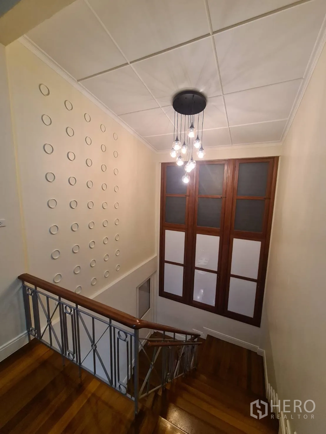 บ้าน ให้เช่าในKhlong Toei, Bangkok - บันไดบ้านพร้อมโคมไฟช่อดีไซน์ และหน้าต่างสูงรับแสงธรรมชาติ