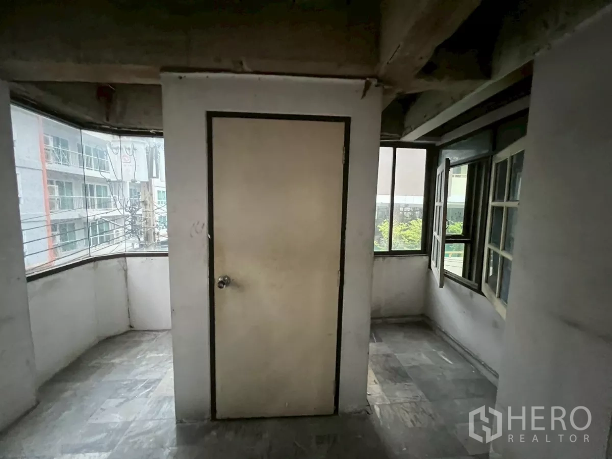 店屋 出租在Watthana, Bangkok - 小型过道平台，转角环窗与中央门扇。