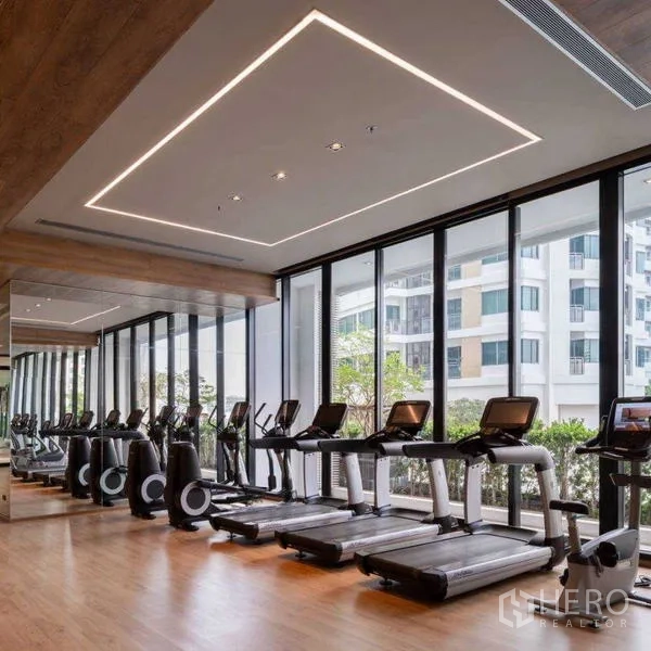 公寓 出租 - 健身房配多台跑步机，镜面墙与落地窗采光充足。