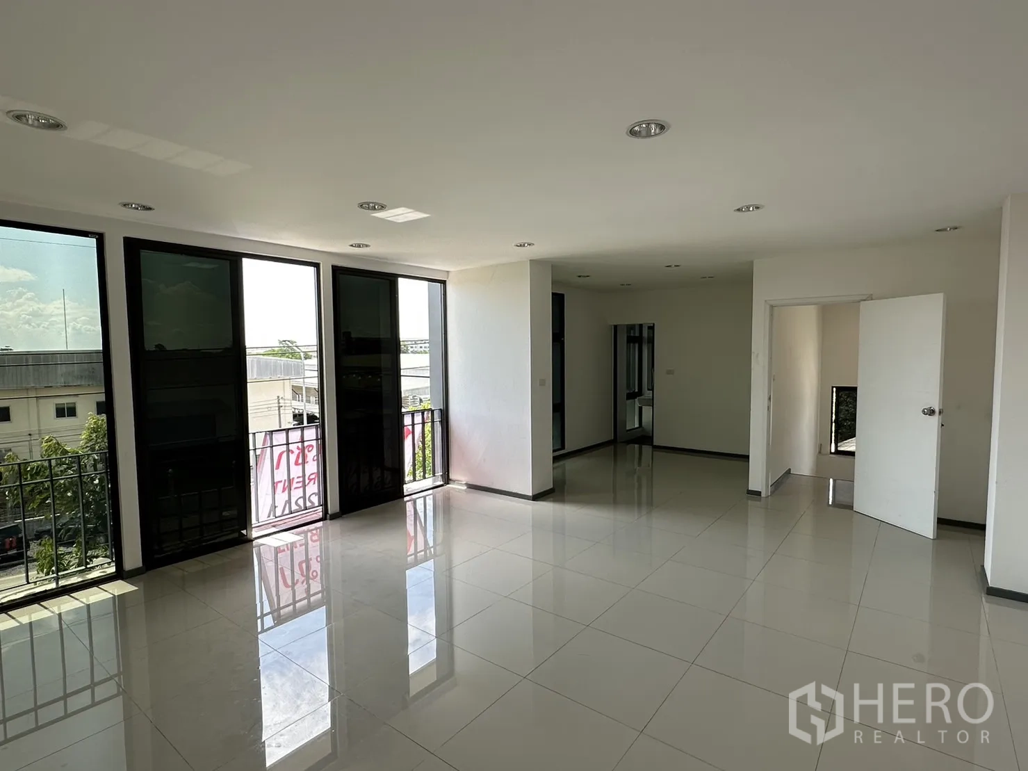 工厂 出租或出售在Pathum Thani - 顶层开放式办公室，阳台门与远景视野。