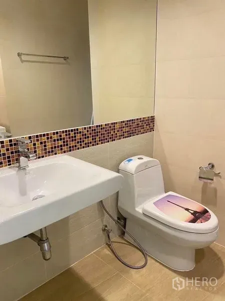 คอนโด for  - ห้องน้ำแขก อ่างล้างหน้าติดผนัง โถสุขภัณฑ์ และกรุโมเสกคาด