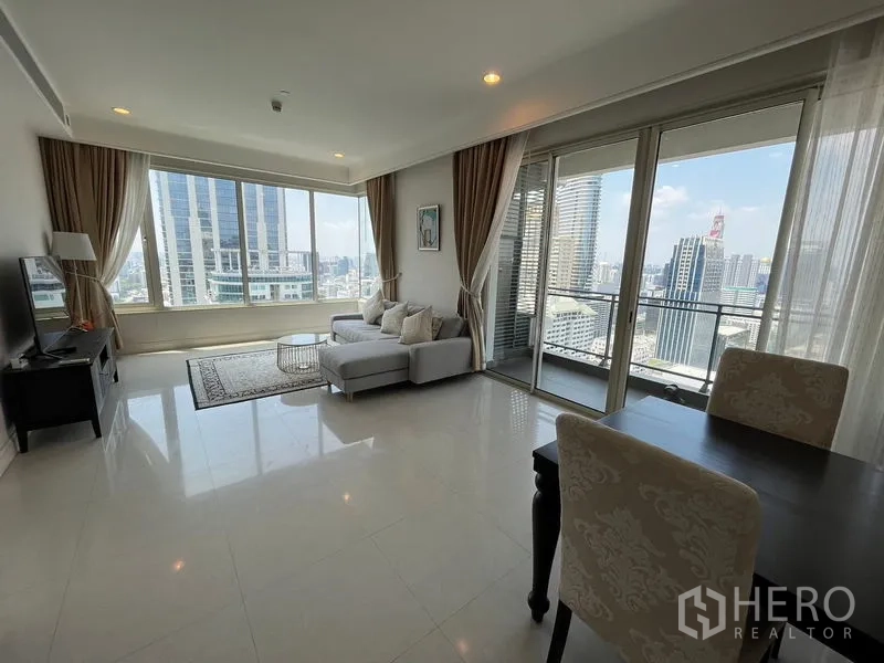 คอนโด ให้เช่าในPathum Wan, Bangkok - ห้องนั่งเล่นมีโซฟา โต๊ะอาหาร และประตูบานเลื่อนออกสู่ระเบียงชมวิวสกายไลน์