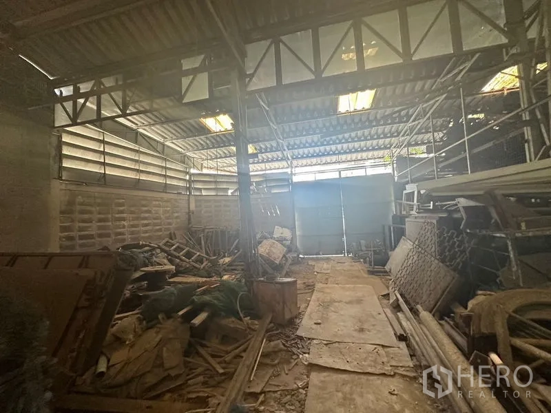 คลังสินค้า ให้เช่าในWatthana, Bangkok - ช่วงโกดังมีสกายไลท์และช่องลม พื้นที่เปิดโล่ง