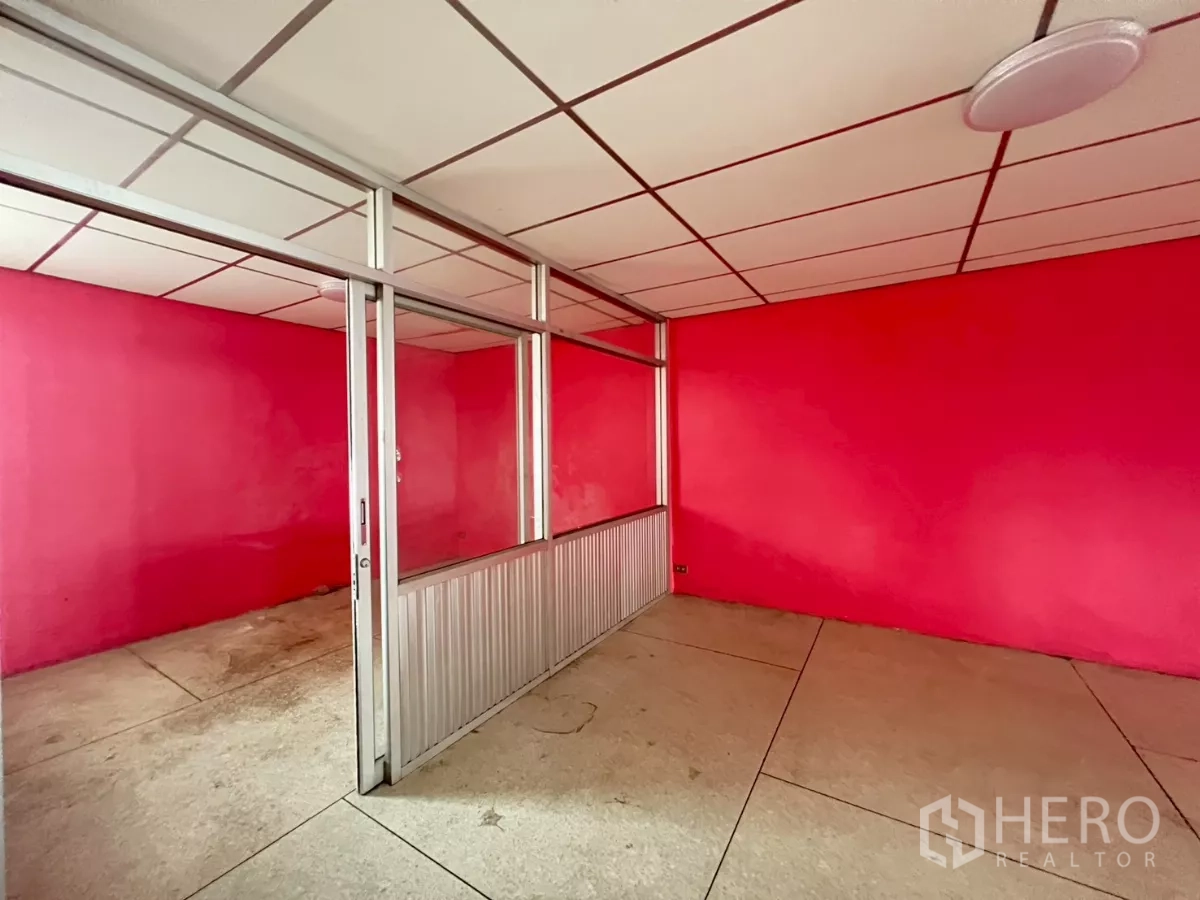 อาคารพาณิชย์ ให้เช่าในWatthana, Bangkok - ห้องชั้นบนผนังสีชมพู กั้นกระจกบานเลื่อนกรอบอลูมิเนียม