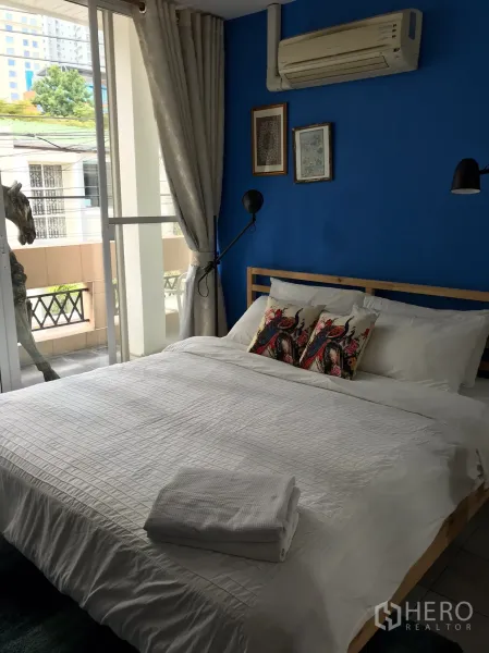 ทาวน์เฮาส์ ให้เช่าในKhlong Toei, Bangkok - ห้องนอนสว่าง ผนังสีฟ้า หน้าต่างบานใหญ่ พร้อมเครื่องปรับอากาศ
