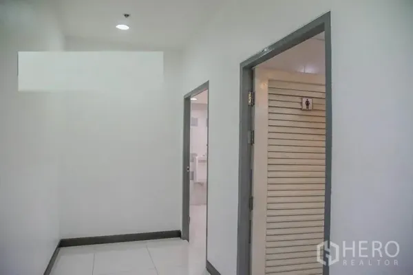 สำนักงาน ให้เช่าในBang Na, Bangkok - โถงทางเดินไปยังห้องน้ำ พื้นกระเบื้องในอาคารสำนักงาน
