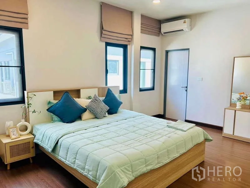 Detached House for rent in Bang Phli, Samut Prakan - Bright master bedroom with king bed, soft bedding, wood floors, windows and air conditioning.