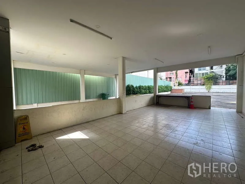 Home Office for rent in Chatuchak, Bangkok - Covered open-air space with tiled floor beside the driveway.