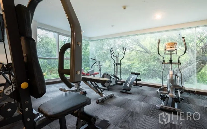 คอนโด ให้เช่าในWatthana, Bangkok - ห้องฟิตเนสพร้อมเครื่องเล่นและคาร์ดิโอ มองเห็นต้นไม้ผ่านกระจกเต็มบาน