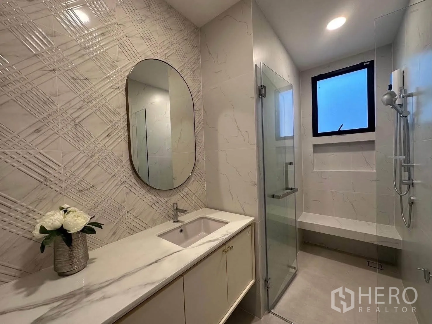 独栋房屋 for rent in Saphan Sung, Bangkok - 现代浴室，长台面与带坐凳的玻璃淋浴间。