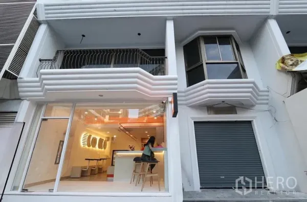 零售空间 出租在Pathum Wan, Bangkok - 临街店面外观，通高玻璃立面与上层阳台，位于曼谷巴吞旺区。