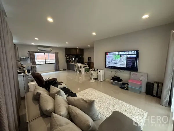 บ้าน ให้เช่าหรือขายในLam Luk Ka, Pathum Thani - มุมห้องนั่งเล่นและรับประทานอาหารสว่างด้วยหน้าต่างและผ้าม่าน พร้อมพื้นที่ใช้สอยโปร่งโล่ง