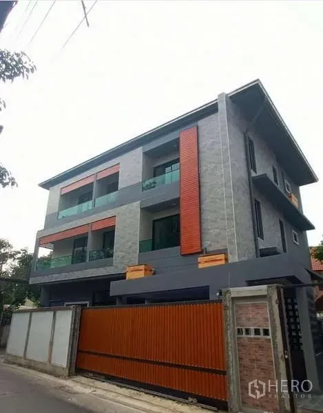 สำนักงานที่บ้าน ให้เช่าในHuai Khwang, Bangkok - อาคารโฮมออฟฟิศ 3 ชั้นสไตล์โมเดิร์น ผนังหินสีเทา แต่งลายไม้ส้ม พร้อมประตูรั้วสไลด์สูง