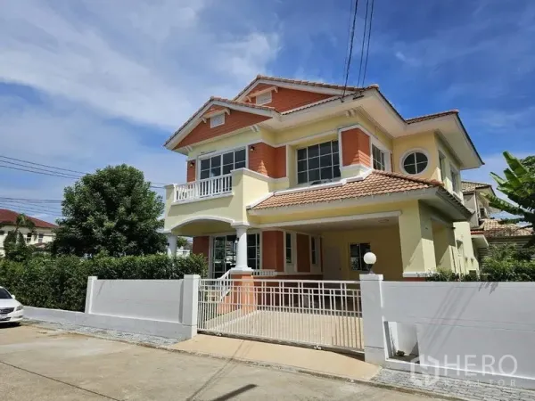 Detached House for rent in Thanyaburi, Pathum Thani - Two-storey detached house with gated driveway, balcony and tiled roof in Thanyaburi, Pathum Thani.