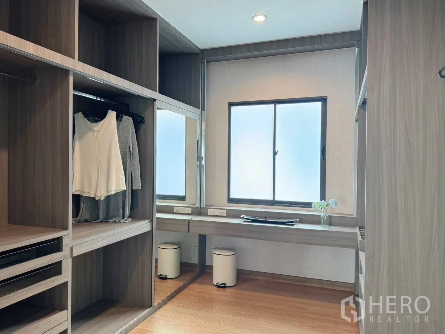 Detached House for rent or sale in Suan Luang, Bangkok - Walk-in closet with built-in shelves, mirror and window.