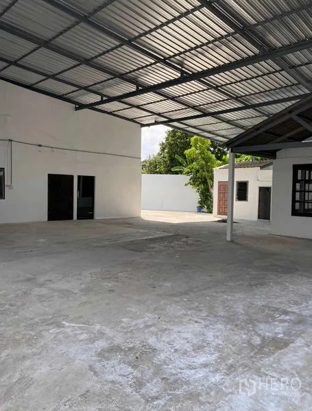 货栈 出租在Bang Khen, Bangkok - 宽敞的有顶前院，混凝土地坪连接各仓库区