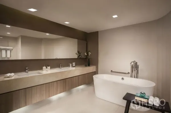 อพาร์ทเมนท์ ให้เช่าในKhlong Toei, Bangkok - ห้องน้ำขนาดใหญ่ มีอ่างล้างหน้าแบบคู่ กระจกยาวเต็มผนัง และอ่างอาบน้ำแบบลอยตัว