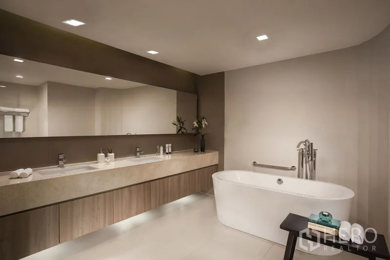 อพาร์ทเมนท์ ให้เช่าในKhlong Toei, Bangkok - ห้องน้ำขนาดใหญ่ มีอ่างล้างหน้าแบบคู่ กระจกยาวเต็มผนัง และอ่างอาบน้ำแบบลอยตัว