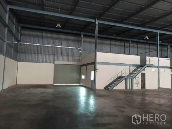 工厂 出租在Ban Phaeo, Samut Sakhon - 仓厂内部，高挑空间，混凝土地面，带夹层办公室与卷闸门