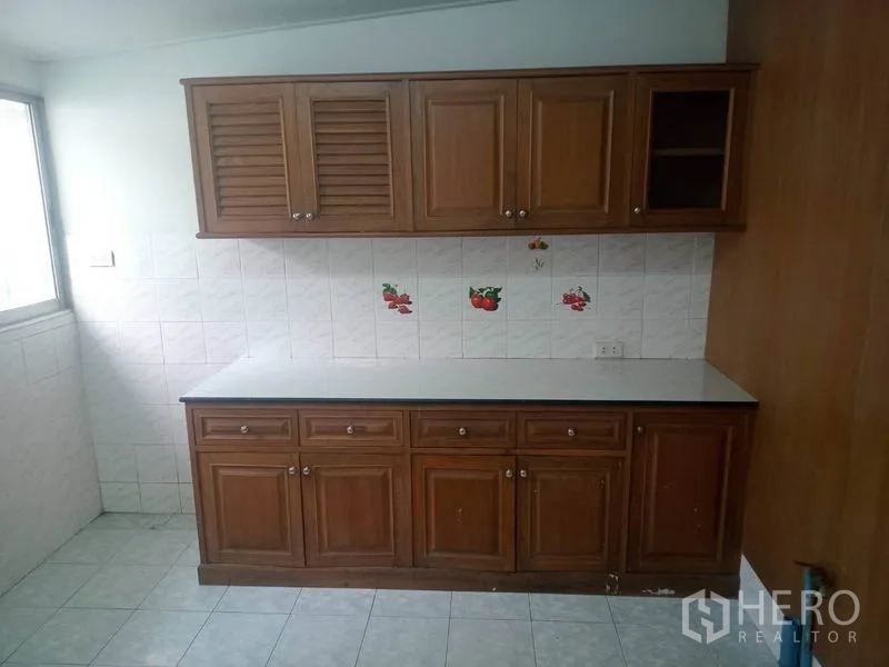 บ้าน ให้เช่าในSathon, Bangkok - ตู้เก็บของในครัวเพิ่มเติม พร้อมตู้บน–ล่างและผนังกระเบื้อง