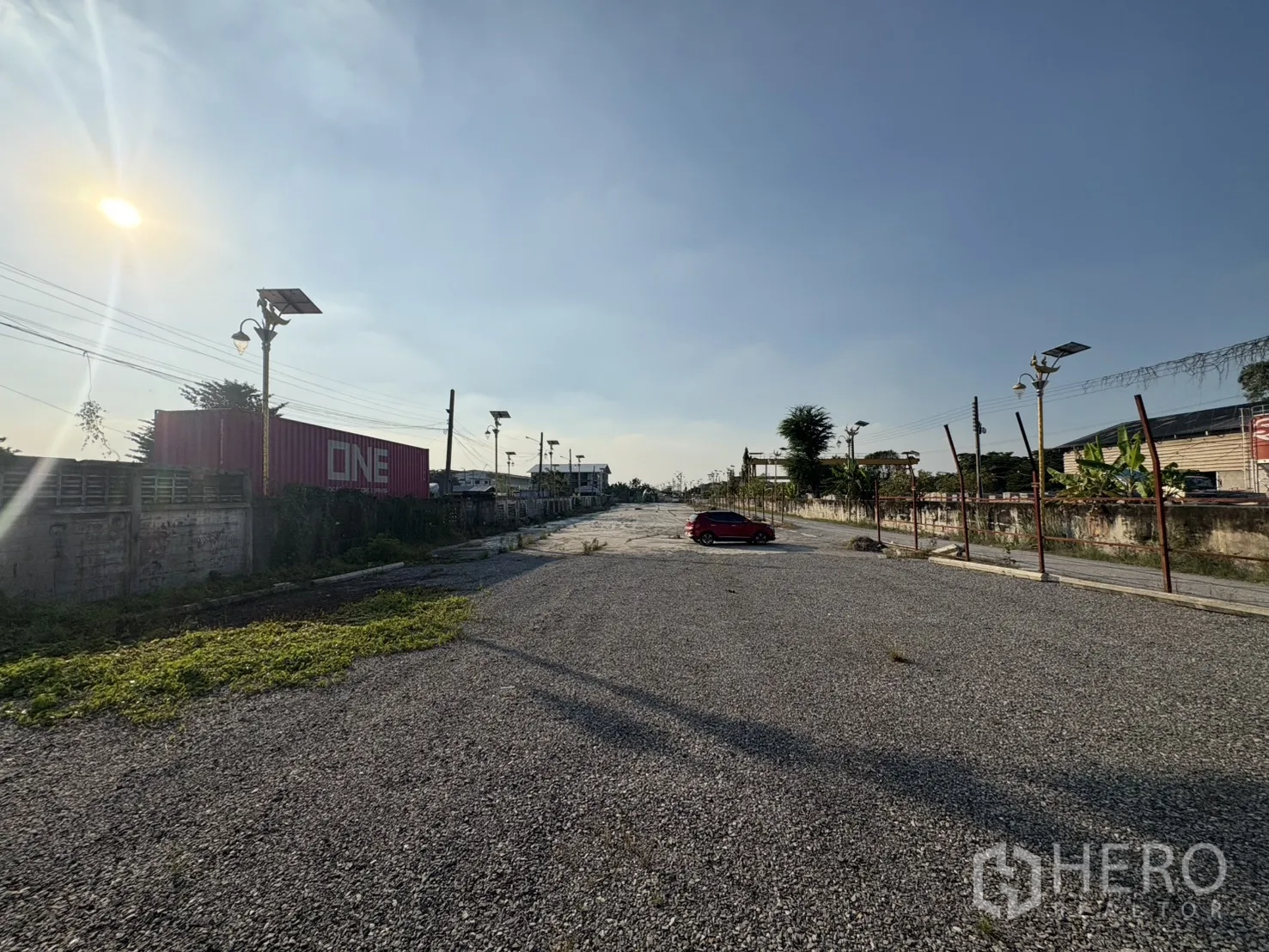 คลังสินค้า ให้เช่าในBang Phli, Samut Prakan - ลานจอดรถกว้างปูกรวด มีเสาไฟโซลาร์เซลล์ เหมาะจอดรถจำนวนมาก