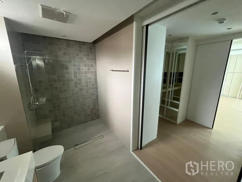 ทาวน์เฮาส์ ให้เช่าในKhlong Toei, Bangkok - ห้องน้ำฝักบัวกระจก ผนังลวดลายโทนเทา ดีไซน์เรียบง่าย