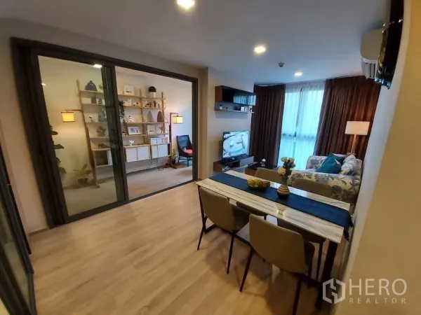 คอนโด ให้เช่าในWatthana, Bangkok - พื้นที่นั่งเล่นและรับประทานอาหาร พร้อมห้องอเนกประสงค์กั้นกระจก พื้นไม้ โซฟาและทีวี