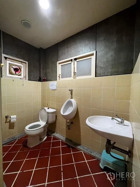 ทาวน์เฮาส์ ให้เช่า - ห้องน้ำปูกระเบื้อง มีชักโครก โถปัสสาวะ และอ่างล้างมือ