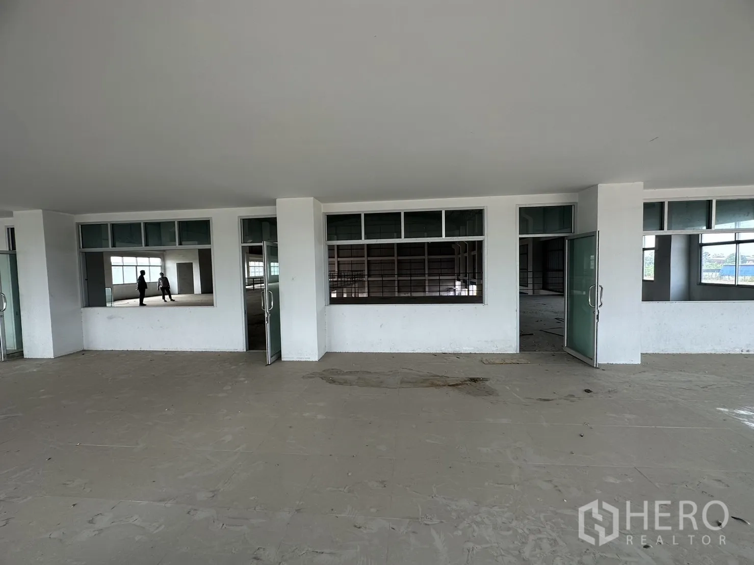 工厂 出租在Pak Kret, Nonthaburi - 多扇玻璃门窗，连接办公室与主厂房空间。