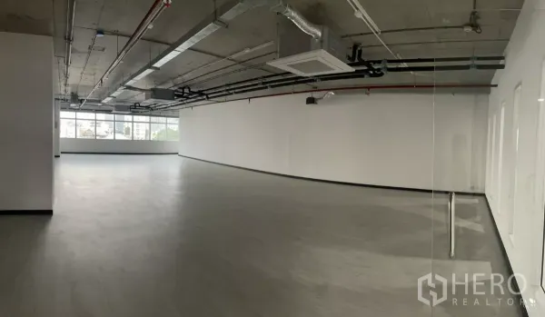 办公空间 出租在Bang Rak, Bangkok - 宽敞的空置办公室，裸露天花与管线、嵌入式空调及通长窗户。