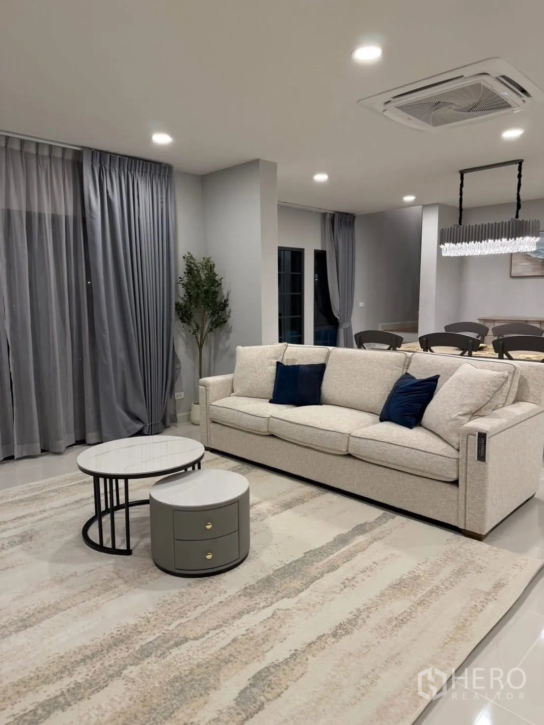 Detached House for rent in Bang Phli, Samut Prakan - Living room with area rug, nesting coffee tables, and a sofa.
