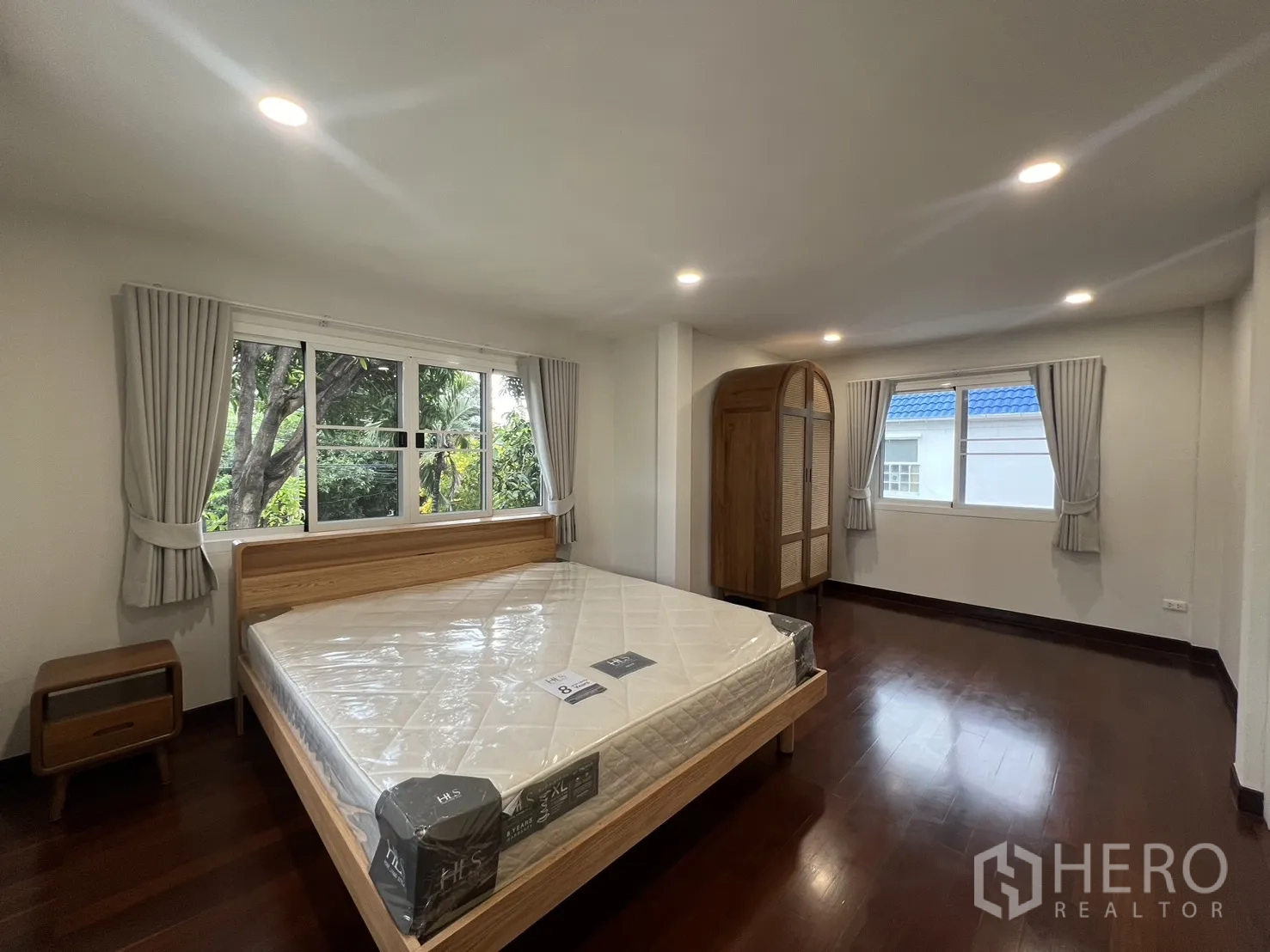 Detached House for rent in Saphan Sung, Bangkok - Master bedroom from another angle showing generous floor space.