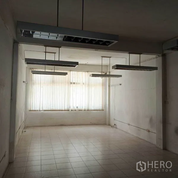 อาคารพาณิชย์ ให้เช่าในKhlong Toei, Bangkok - พื้นที่ทำงานกว้างขวาง มีไฟแขวน พื้นกระเบื้อง และหน้าต่างบานใหญ่