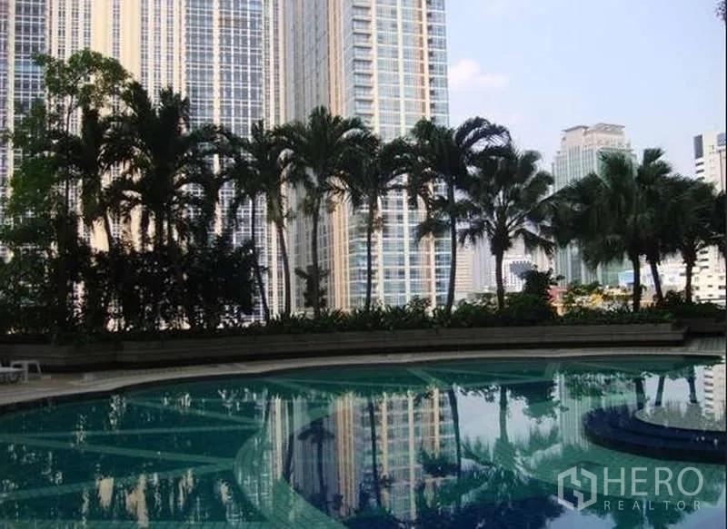 คอนโด ขายในPathum Wan, Bangkok - สระว่ายน้ำกลางแจ้งกับต้นปาล์มและตึกสูงรายล้อม