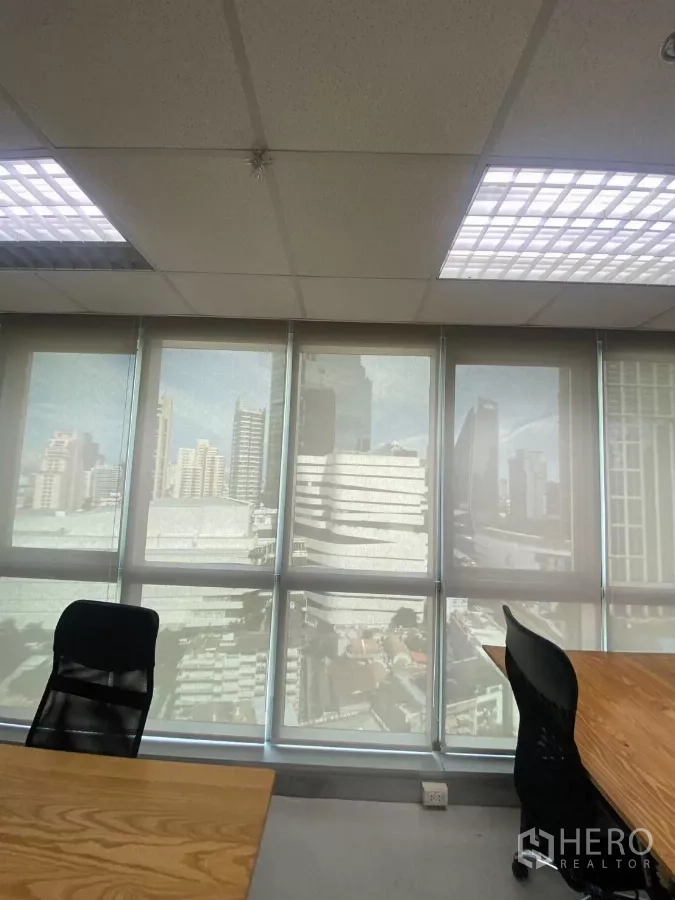 สำนักงาน ให้เช่าในWatthana, Bangkok - หน้าต่างสูงจรดเพดานพร้อมมู่ลี่ มองเห็นสกายไลน์กรุงเทพฯ