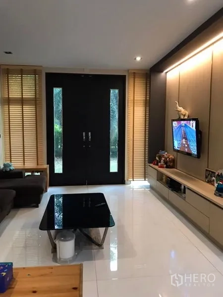 独立式住宅 出售在Saphan Sung, Bangkok - 明亮客厅，嵌入式电视墙、双开大门与亮面地砖
