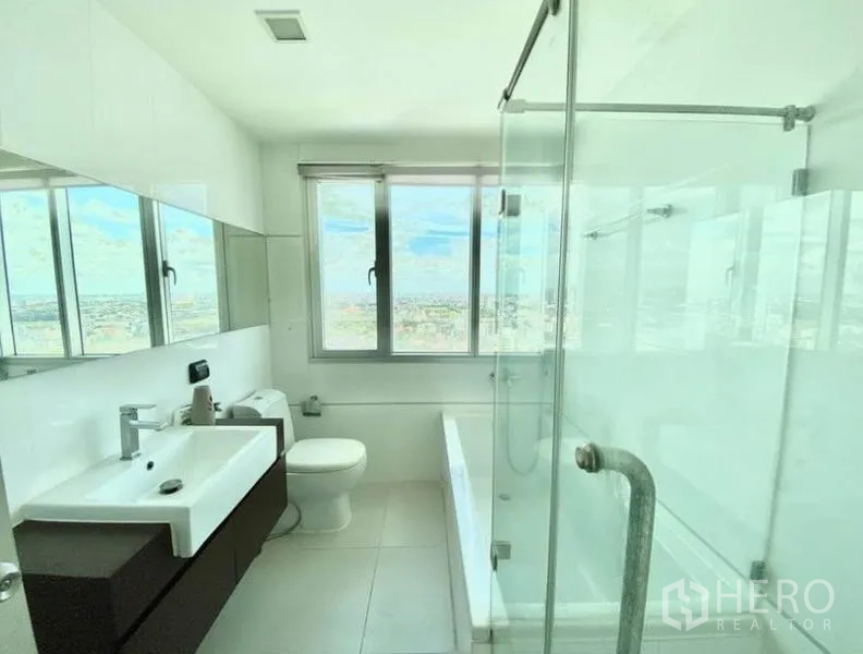 คอนโด ให้เช่าในHuai Khwang, Bangkok - ห้องน้ำสว่างพร้อมชาวเวอร์ตู้กระจก อ่างอาบน้ำ อ่างล้างหน้า และหน้าต่างกว้าง