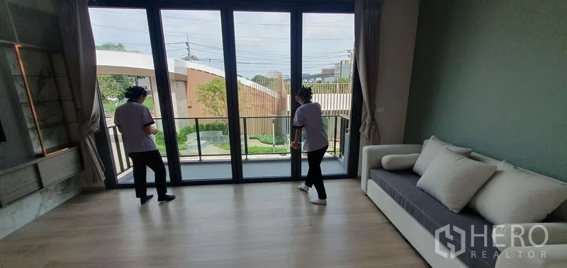 สำนักงานที่บ้าน ให้เช่าในPrawet, Bangkok - ห้องอเนกประสงค์ชั้นบน หน้าต่างเต็มผนัง เปิดสู่ระเบียง มองเห็นภูมิทัศน์โครงการ