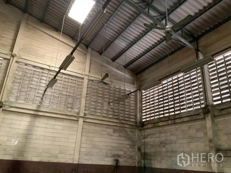 คลังสินค้า ให้เช่าในBang Kapi, Bangkok - ฝ้าเพดานสูงติดพัดลมแขวนและไฟส่องสว่าง พร้อมช่องระบายอากาศ