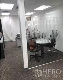 办公空间 出租在Khlong Toei, Bangkok - 玻璃隔断小会议室，配圆桌和办公椅。