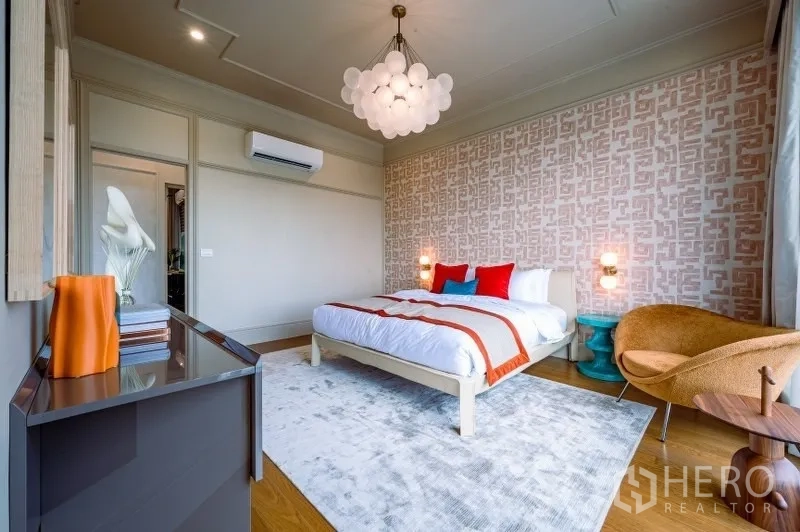 บ้าน ขายในBang Kapi, Bangkok - ห้องนอนแขกสีสันสด โคมไฟดีไซน์พิเศษ วอลล์เปเปอร์ลวดลาย และเก้าอี้นั่งสบาย