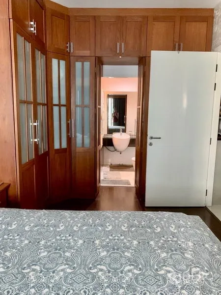 คอนโด ให้เช่าในBang Kapi, Bangkok - ห้องนอนมาสเตอร์พร้อมตู้เสื้อผ้าบิลท์อินเต็มผนังเชื่อมห้องน้ำในตัว