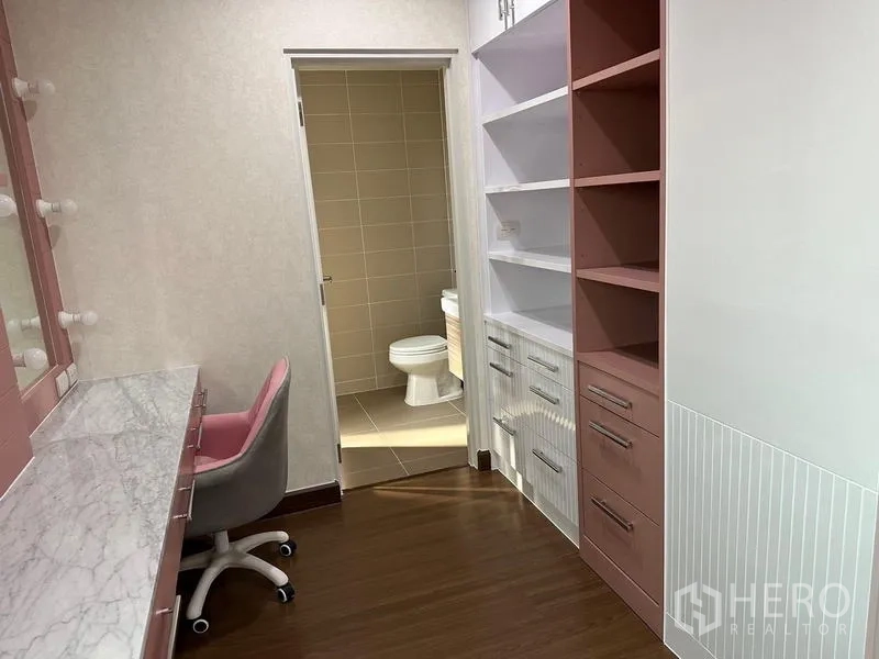 บ้าน ขายในSaphan Sung, Bangkok - โซนแต่งตัวพร้อมโต๊ะหินอ่อนและชั้นบิลต์อิน เชื่อมต่อห้องน้ำในตัว