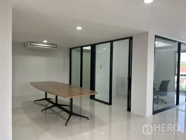 สำนักงาน ให้เช่าในPrawet, Bangkok - มุมประชุม โต๊ะไม้ ใกล้ห้องทำงานกั้นกระจก