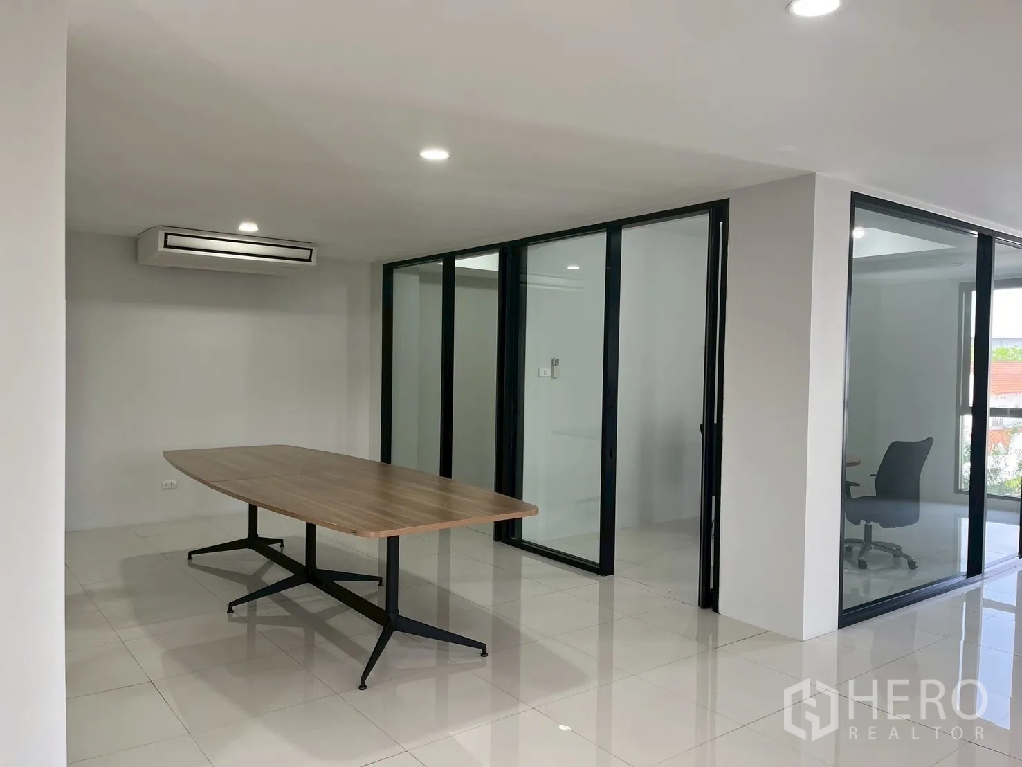 สำนักงาน ให้เช่าในPrawet, Bangkok - มุมประชุม โต๊ะไม้ ใกล้ห้องทำงานกั้นกระจก