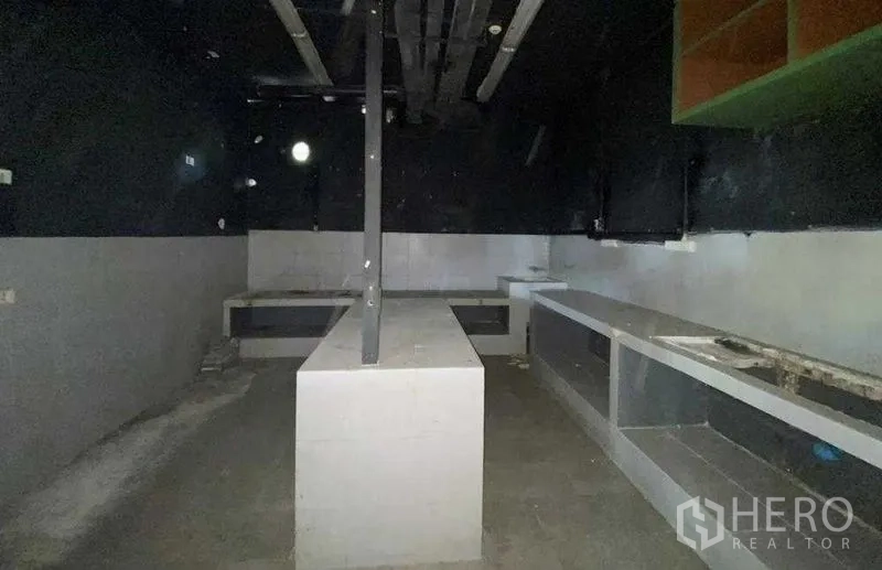 零售空间 出租在Khlong Toei, Bangkok - 后场备餐/工作间，内置操作台与外露管线。