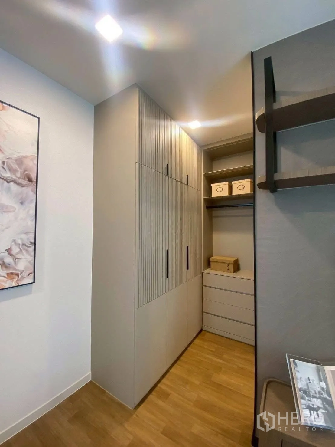 Detached House for rent in Bang Phli, Samut Prakan - Corner storage with tall built-in cabinetry and drawers.