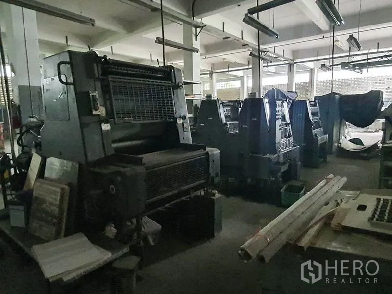 工厂 出售在Bang Khun Thian, Bangkok - 宽阔车间内成排胶印机