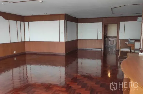 อพาร์ทเมนท์ ให้เช่าในKhlong Toei, Bangkok - ห้องนั่งเล่นกว้าง พื้นปาร์เกต์เงางามและผนังลายไม้