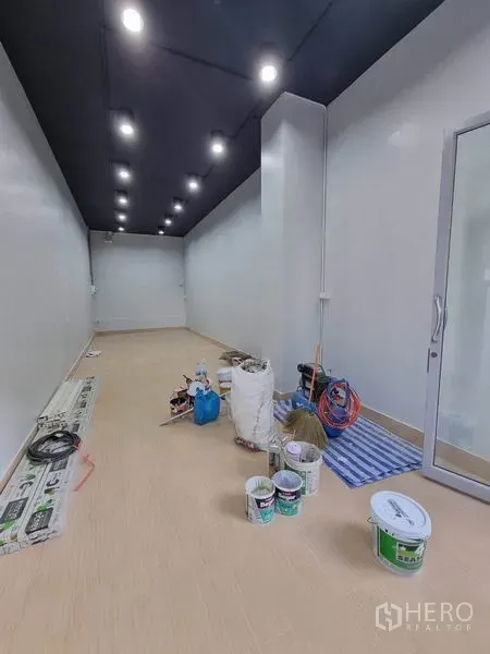 พื้นที่ขายปลีก ให้เช่าในKhlong Toei, Bangkok - ภายในพื้นที่ร้านค้าขนาด 35 ตร.ม. ผนังสีขาว เพดานสีดำติดดาวน์ไลท์และประตูกระจก กำลังตกแต่ง